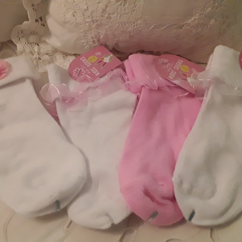NWT 4 PAIRS OF  GIRLS DRESS SOCKS, SIZE 7 - 8.5 - Picture 4 of 5